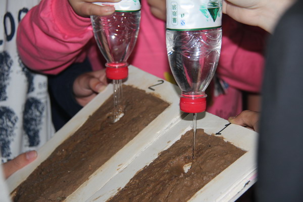 学生们正在做水土流失的实验jpg